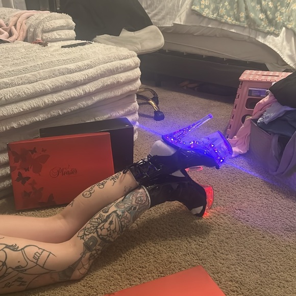 Hello Girlies - Picture 12 of 15